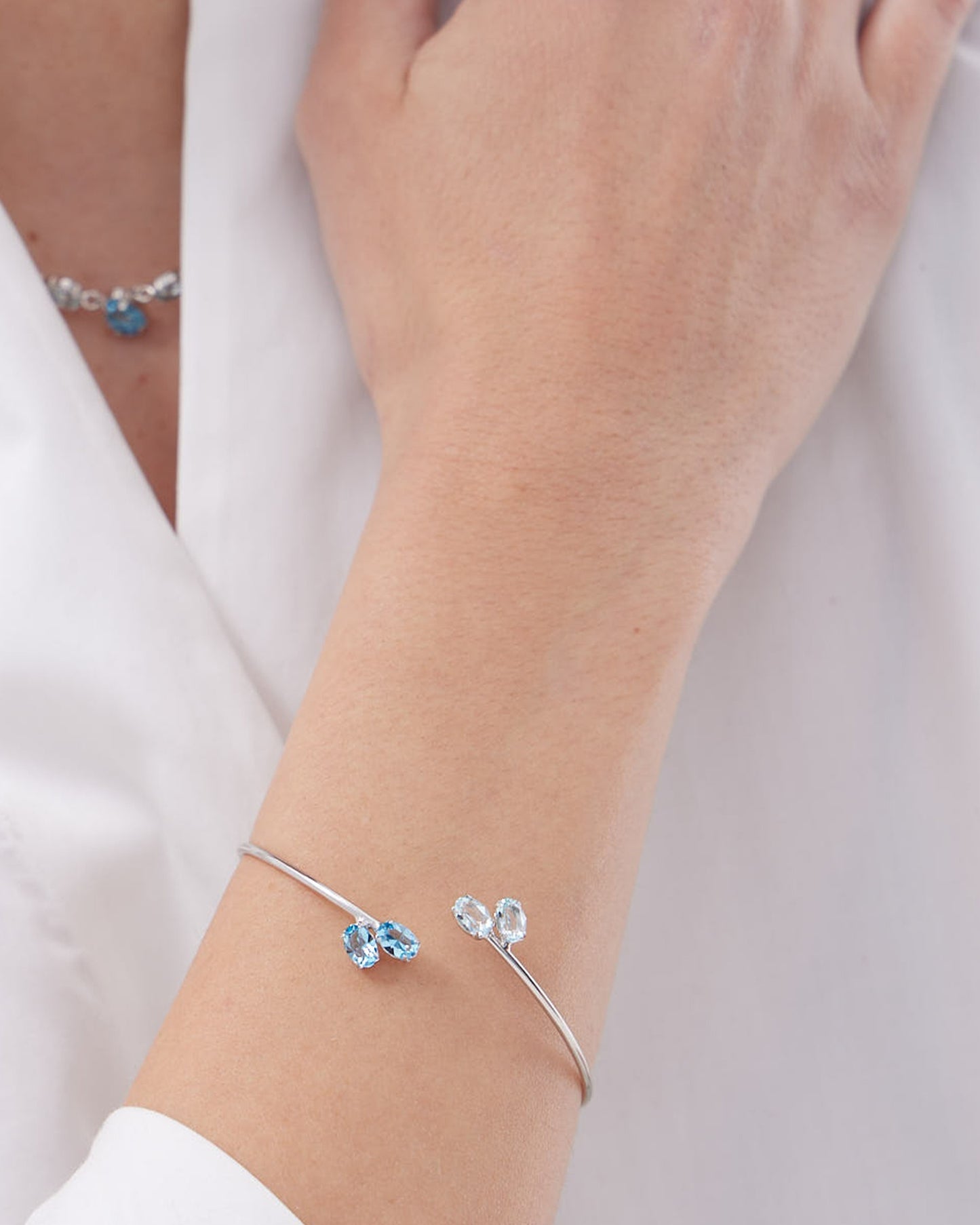 Brazalete Eau con cristal azul en Plata baño Rodio