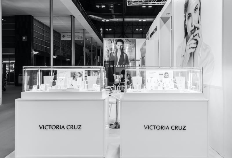 Victoria Cruz stand detail